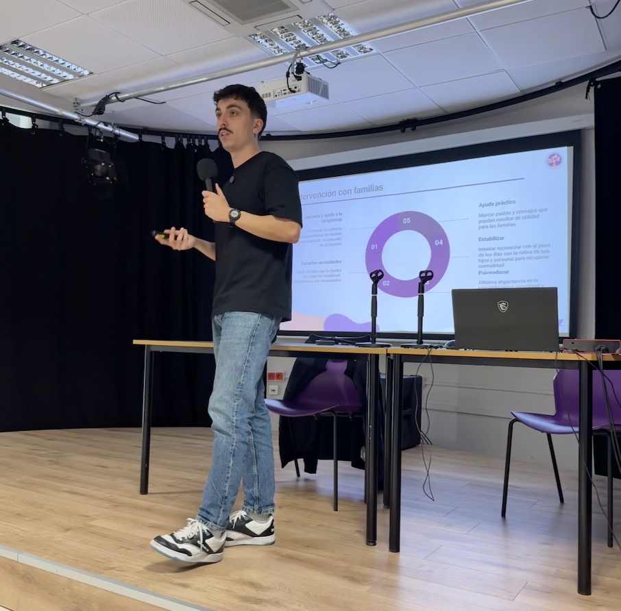 Ofrezco talleres y encuentros para familias donde pueden expresar dudas, compartir experiencias y obtener herramientas prácticas para acompañar el camino deportivo de sus hijos. Sin tecnicismos, sin juicio, y adaptado a la realidad de cada deporte y cada familia.