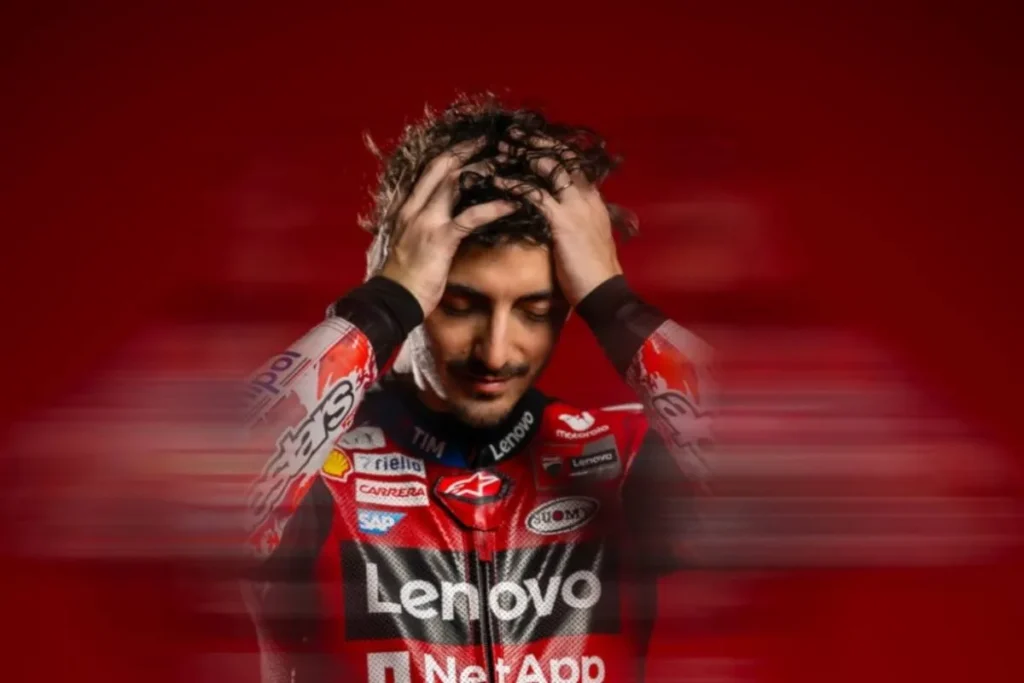 Piloto de carreras concentrado dentro de su coche antes de la salida, aplicando gestión de nervios en la competición.