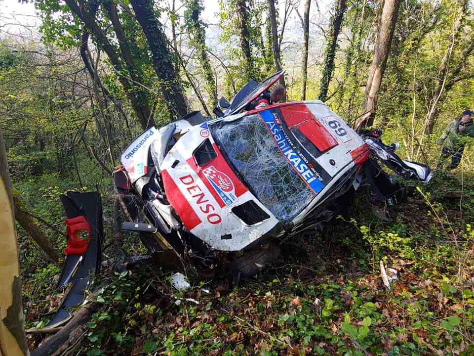 Piloto de rally concentrado en el cockpit sujetando el volante para recuperar la confianza tras un accidente.