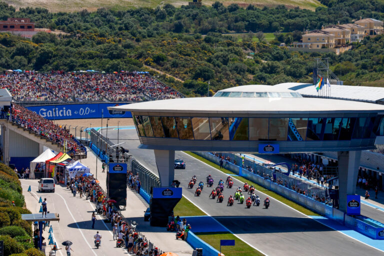 Javier Calduch analizando la psicología deportiva en MotoGP en el Circuito de Jerez.